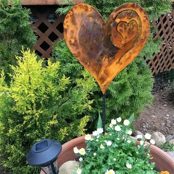 Ръждясало сърце в градината Метално изкуство Сърце Градина Открит метал на пръчка за двор Ограда Художествени скулптури Висящи декорации