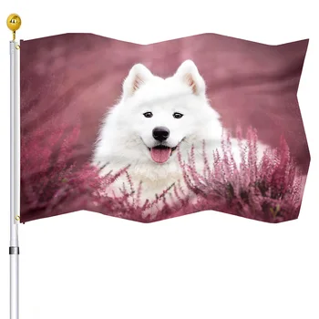 Бяло самоедско знаме сладко куче, усмихнато сред цветя Двойно зашити знамена с месингови втулки Къща Вътрешен парти Външен декор