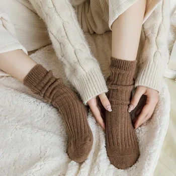 Кашмирени чорапи есен и зима дамски дебели кадифени чорапи в средата на тръбата японски топли плюшени купчина чорапи евтини на едро 양말 더미