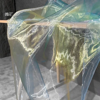 Цветен градиент водна светлина прежда лазер илюзия окото плат рокля облекло фон органза дизайнерски тъкани